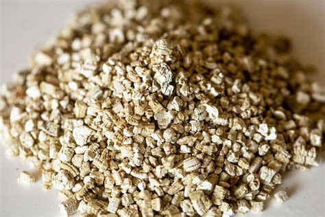  Vermiculite:  Un Mineral dalle Infinite Applicazioni Industriali!